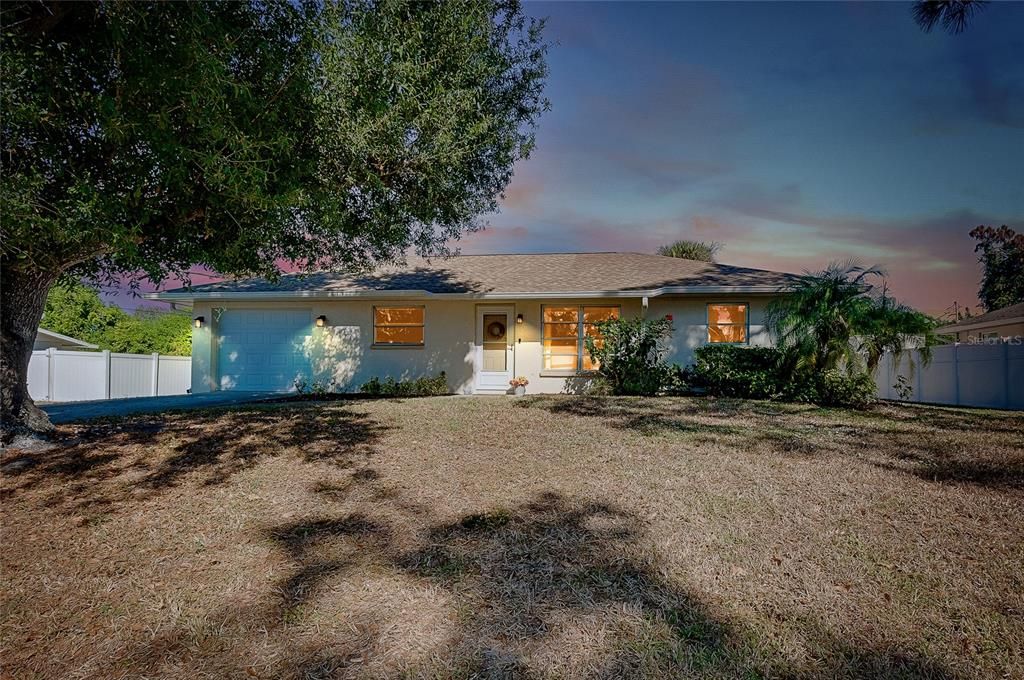 For Sale: $279,900 (2 beds, 2 baths, 988 Square Feet)