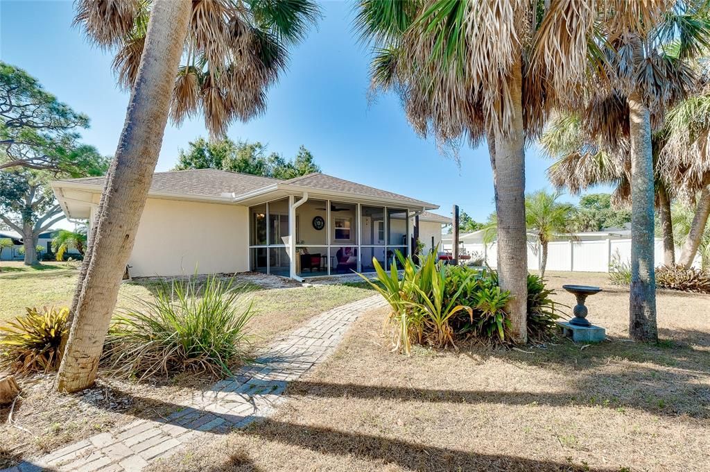 For Sale: $279,900 (2 beds, 2 baths, 988 Square Feet)