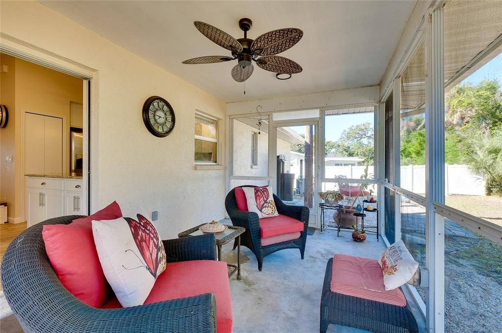 For Sale: $279,900 (2 beds, 2 baths, 988 Square Feet)