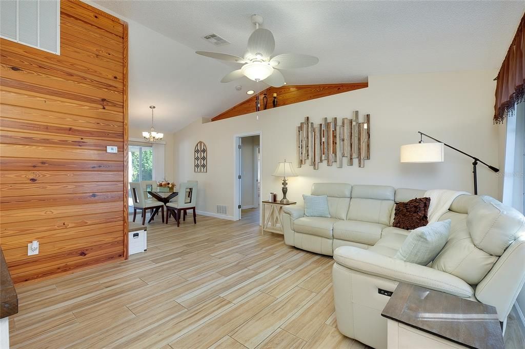 For Sale: $279,900 (2 beds, 2 baths, 988 Square Feet)