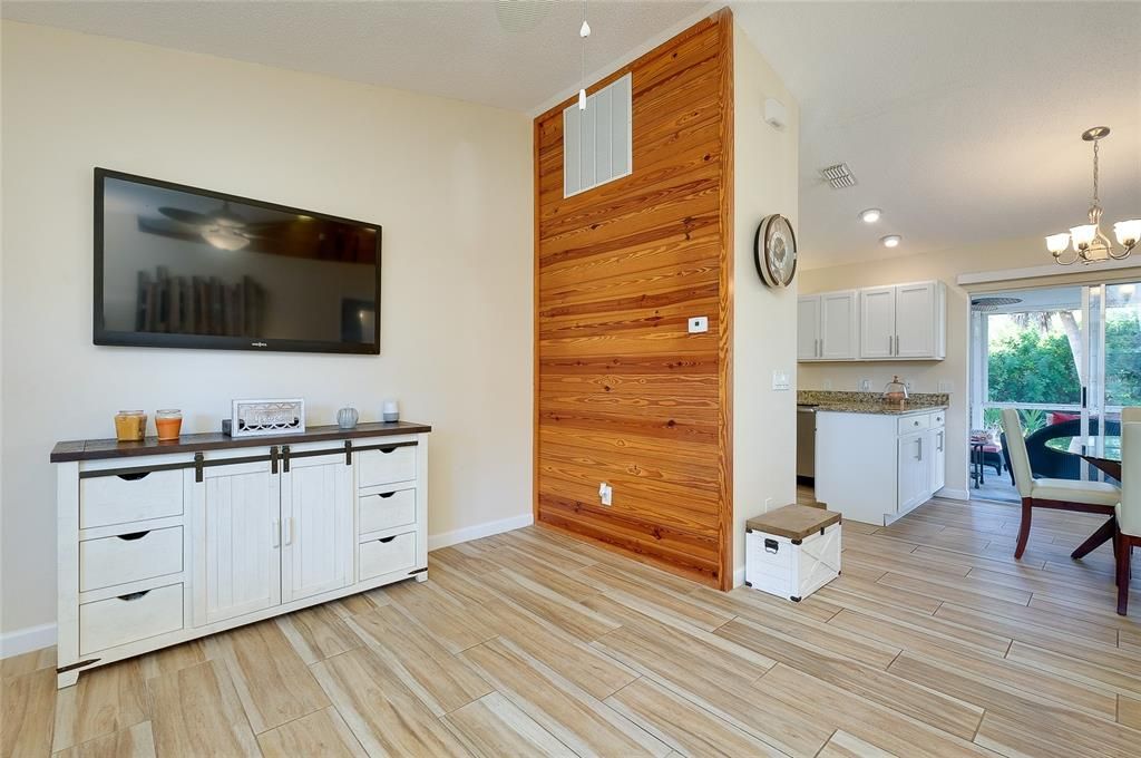 For Sale: $279,900 (2 beds, 2 baths, 988 Square Feet)