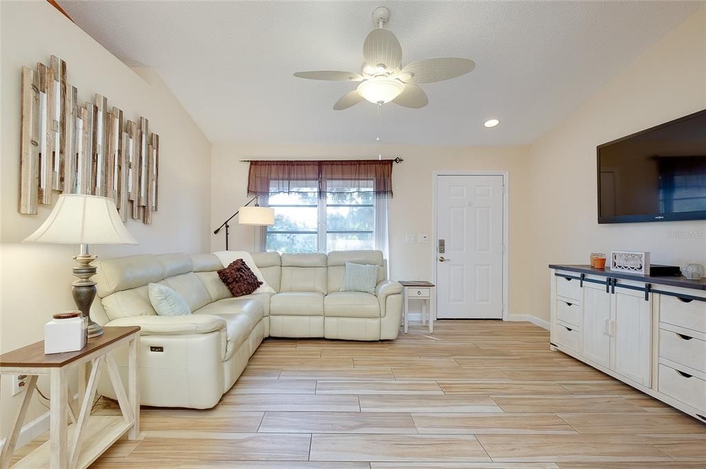 For Sale: $279,900 (2 beds, 2 baths, 988 Square Feet)