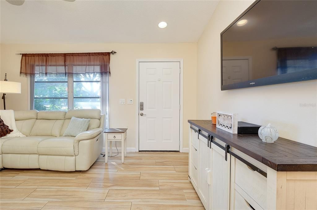 For Sale: $279,900 (2 beds, 2 baths, 988 Square Feet)