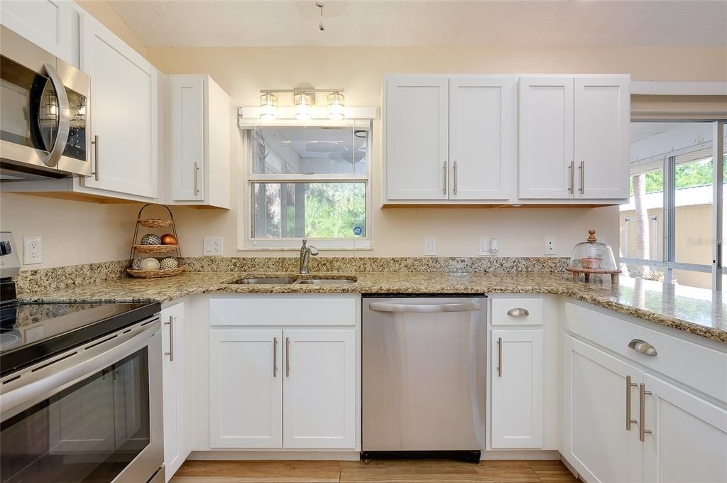 For Sale: $279,900 (2 beds, 2 baths, 988 Square Feet)