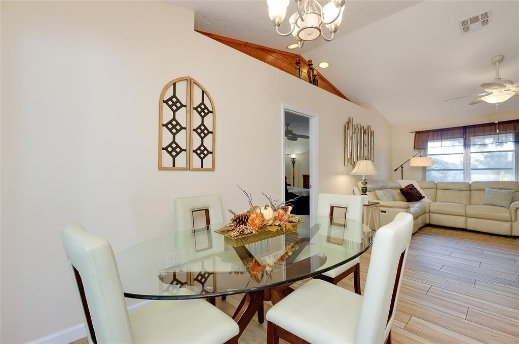 For Sale: $279,900 (2 beds, 2 baths, 988 Square Feet)