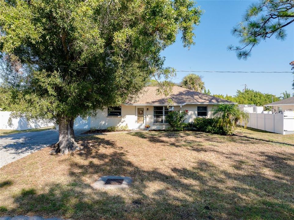 For Sale: $279,900 (2 beds, 2 baths, 988 Square Feet)