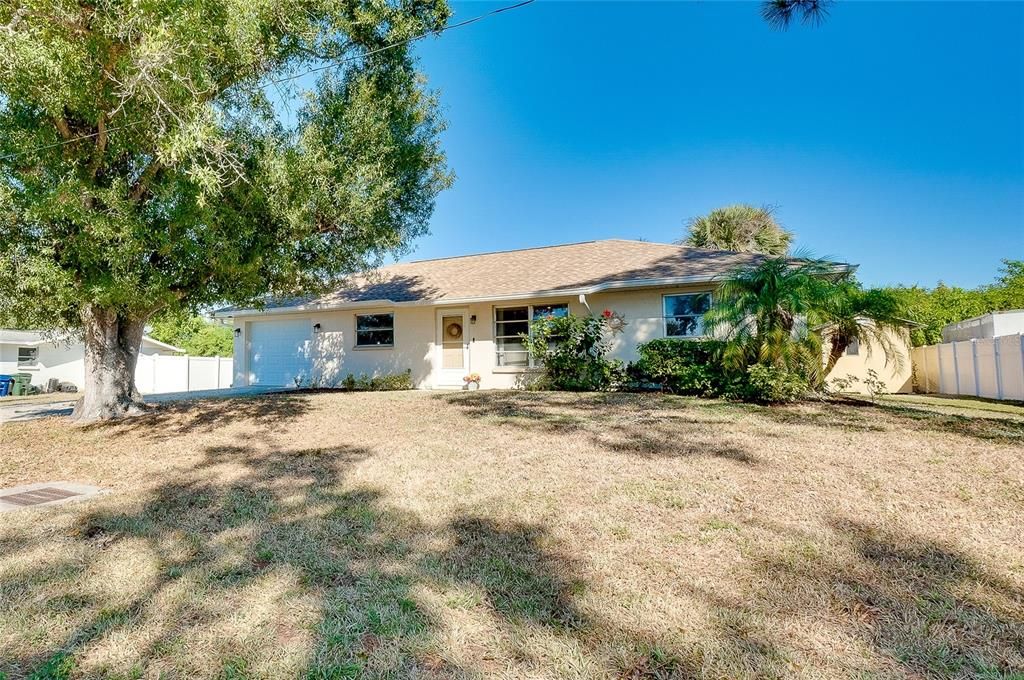 For Sale: $279,900 (2 beds, 2 baths, 988 Square Feet)