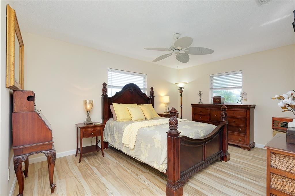 For Sale: $279,900 (2 beds, 2 baths, 988 Square Feet)