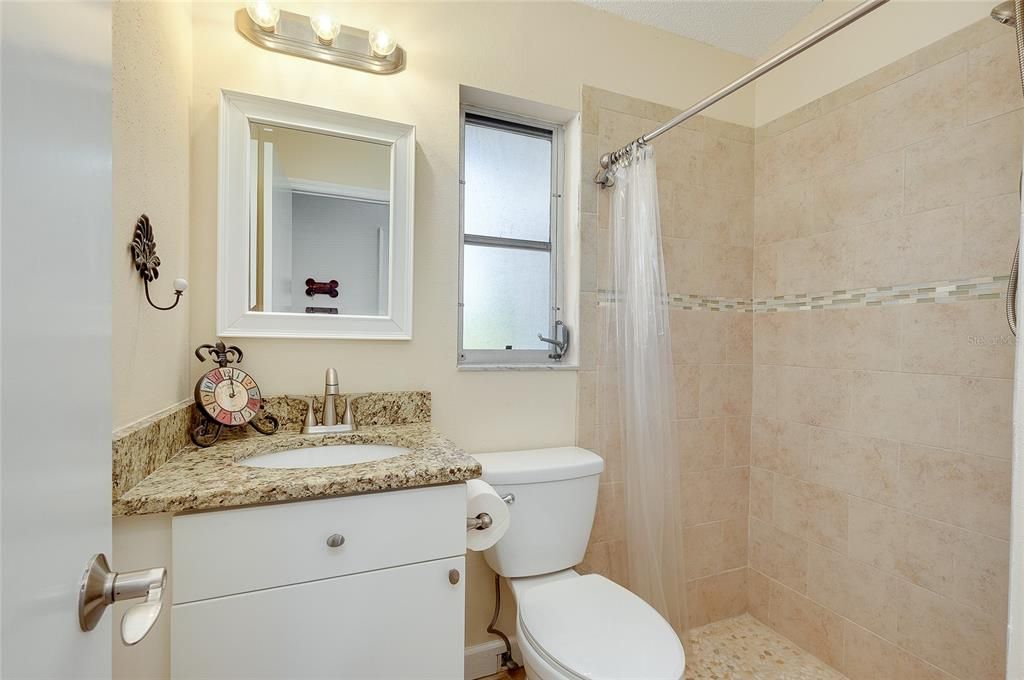 For Sale: $279,900 (2 beds, 2 baths, 988 Square Feet)