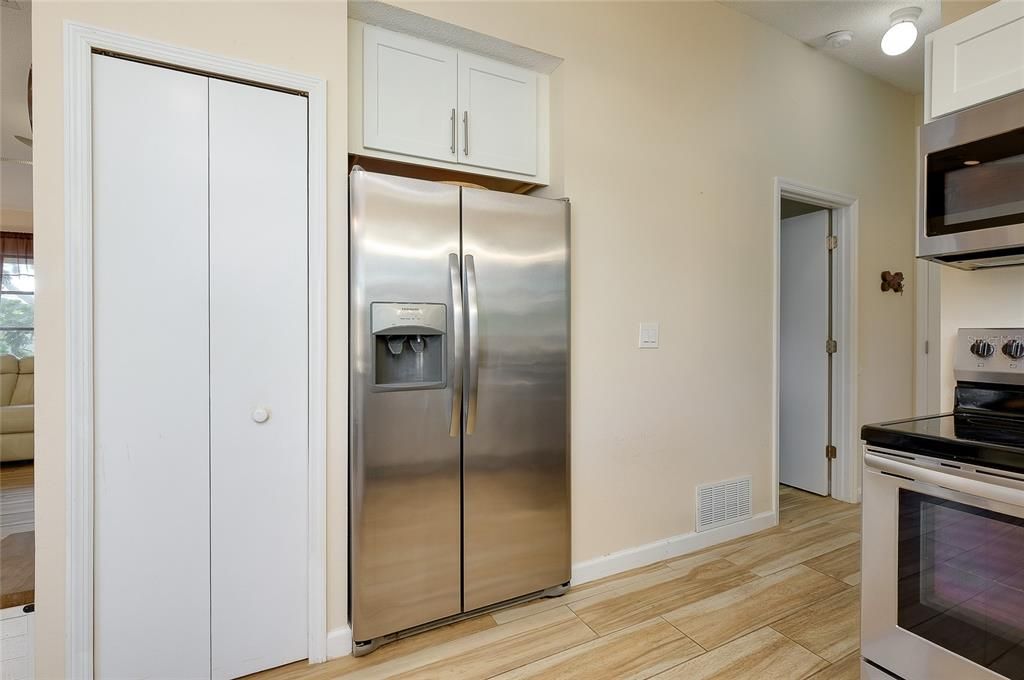 For Sale: $279,900 (2 beds, 2 baths, 988 Square Feet)