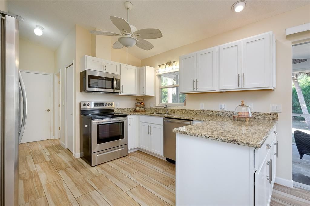 For Sale: $279,900 (2 beds, 2 baths, 988 Square Feet)