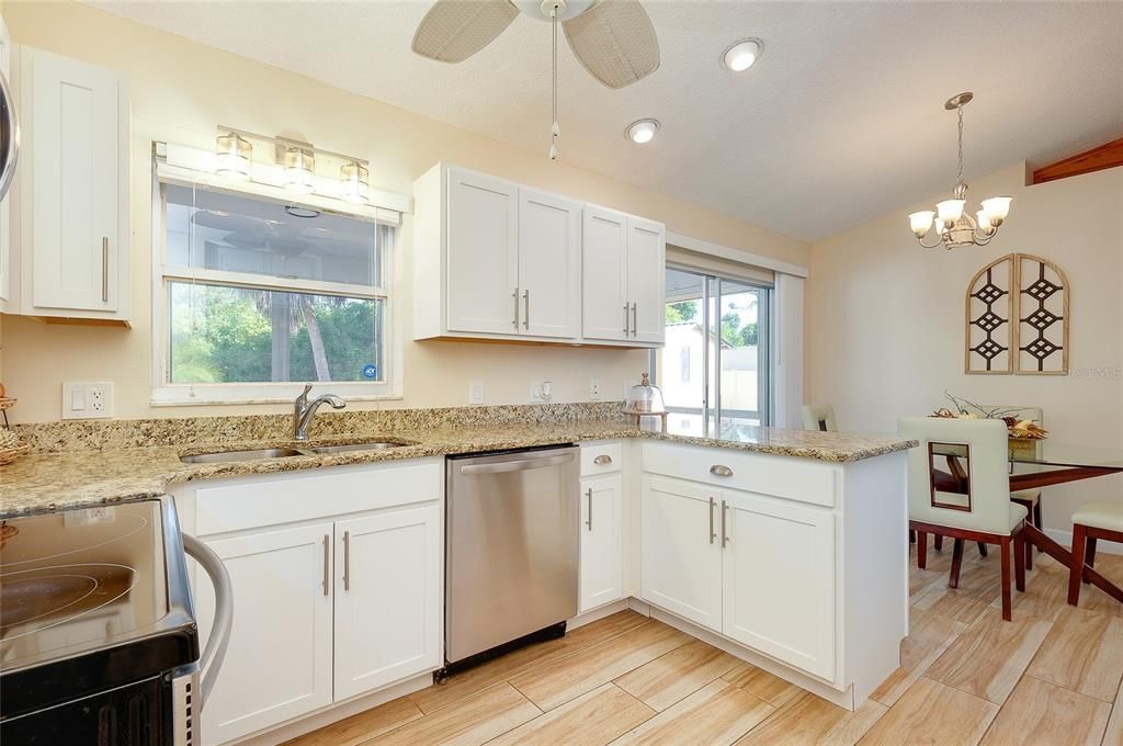 For Sale: $279,900 (2 beds, 2 baths, 988 Square Feet)