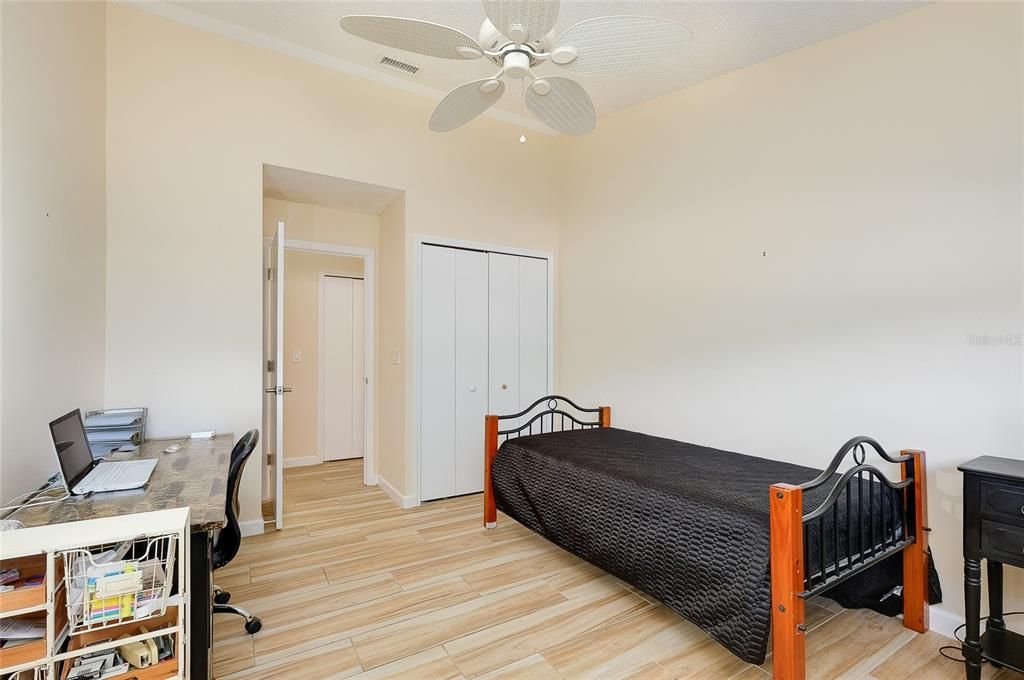 For Sale: $279,900 (2 beds, 2 baths, 988 Square Feet)