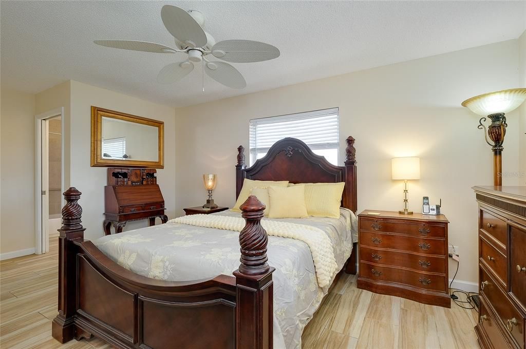 For Sale: $279,900 (2 beds, 2 baths, 988 Square Feet)