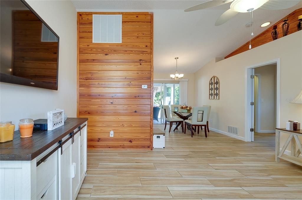 For Sale: $279,900 (2 beds, 2 baths, 988 Square Feet)