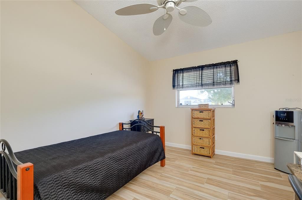 For Sale: $279,900 (2 beds, 2 baths, 988 Square Feet)