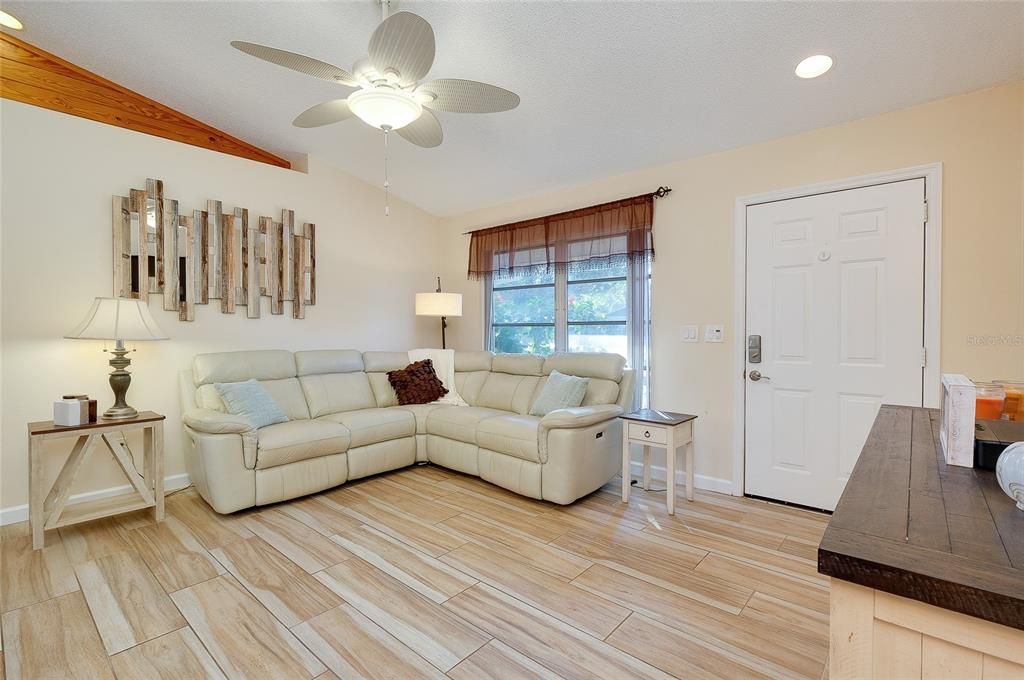 For Sale: $279,900 (2 beds, 2 baths, 988 Square Feet)