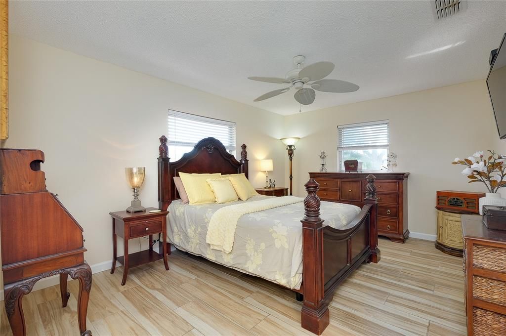 For Sale: $279,900 (2 beds, 2 baths, 988 Square Feet)