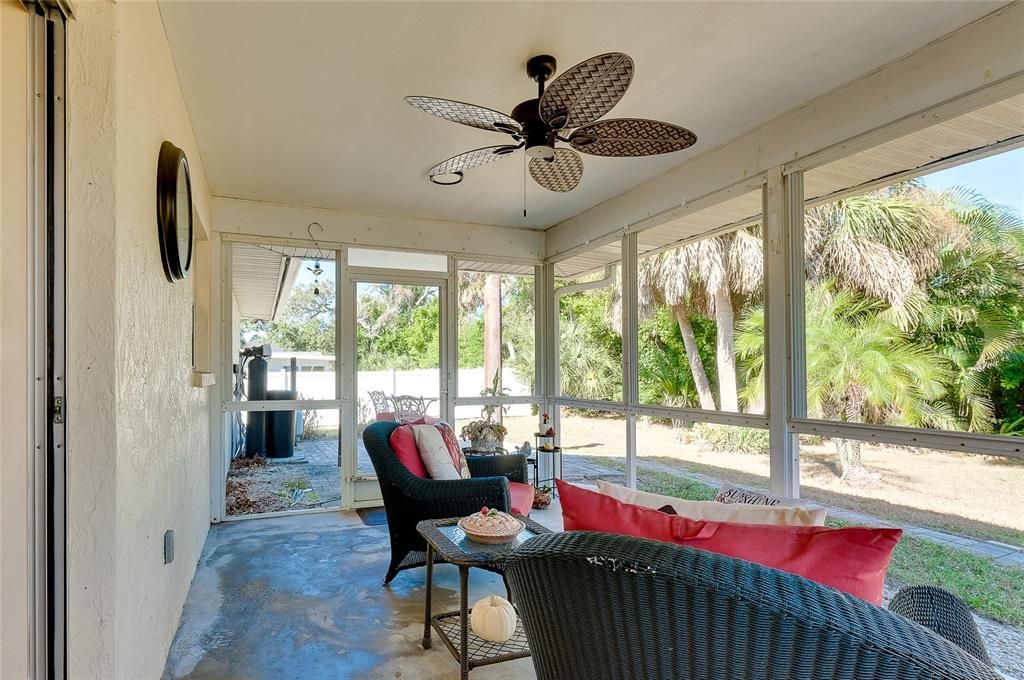 For Sale: $279,900 (2 beds, 2 baths, 988 Square Feet)