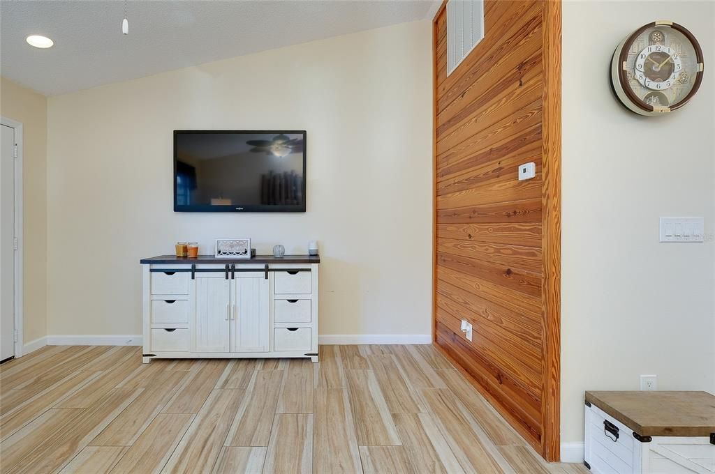 For Sale: $279,900 (2 beds, 2 baths, 988 Square Feet)