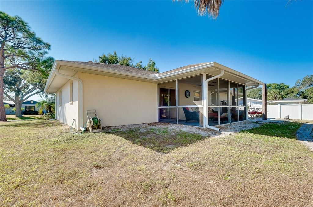 For Sale: $279,900 (2 beds, 2 baths, 988 Square Feet)