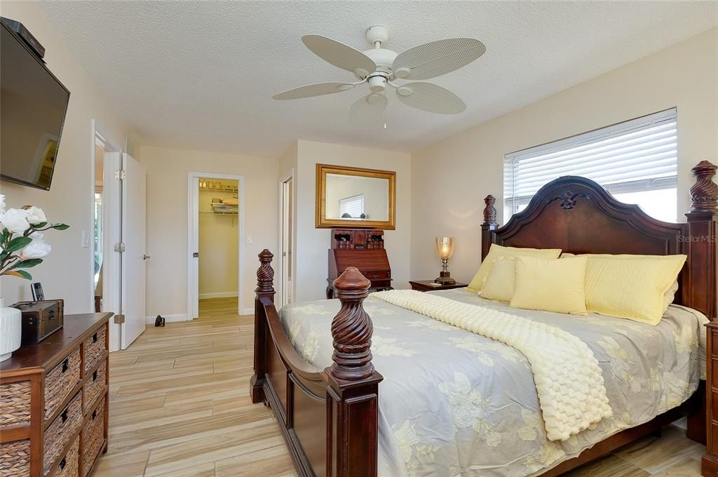 For Sale: $279,900 (2 beds, 2 baths, 988 Square Feet)