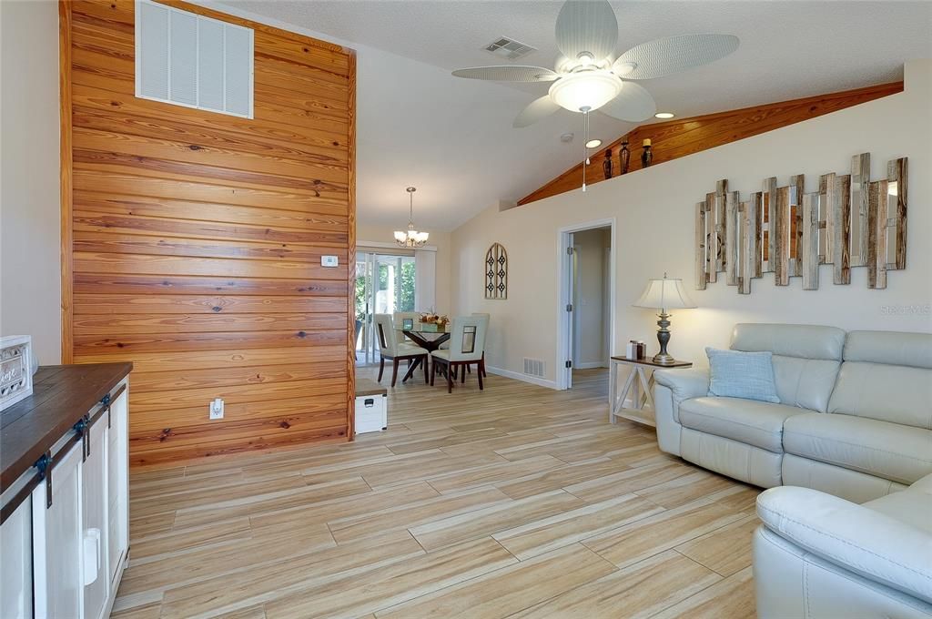 For Sale: $279,900 (2 beds, 2 baths, 988 Square Feet)