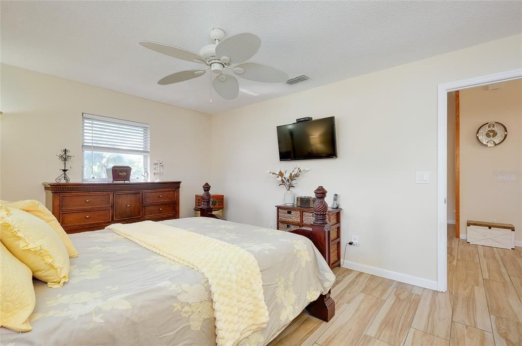 For Sale: $279,900 (2 beds, 2 baths, 988 Square Feet)