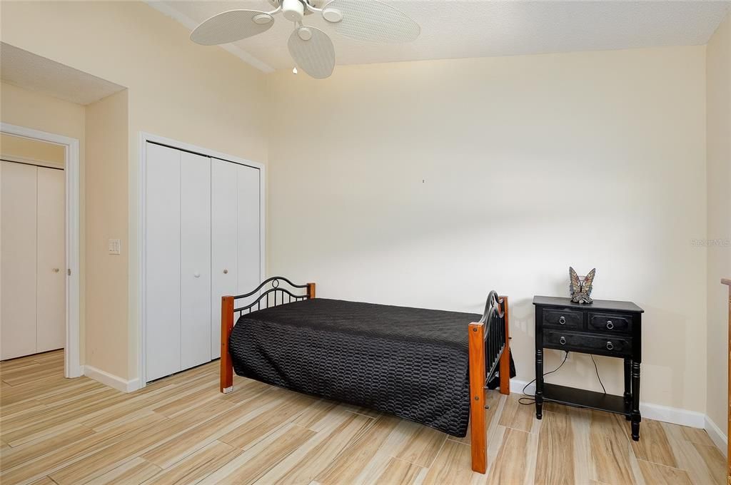 For Sale: $279,900 (2 beds, 2 baths, 988 Square Feet)