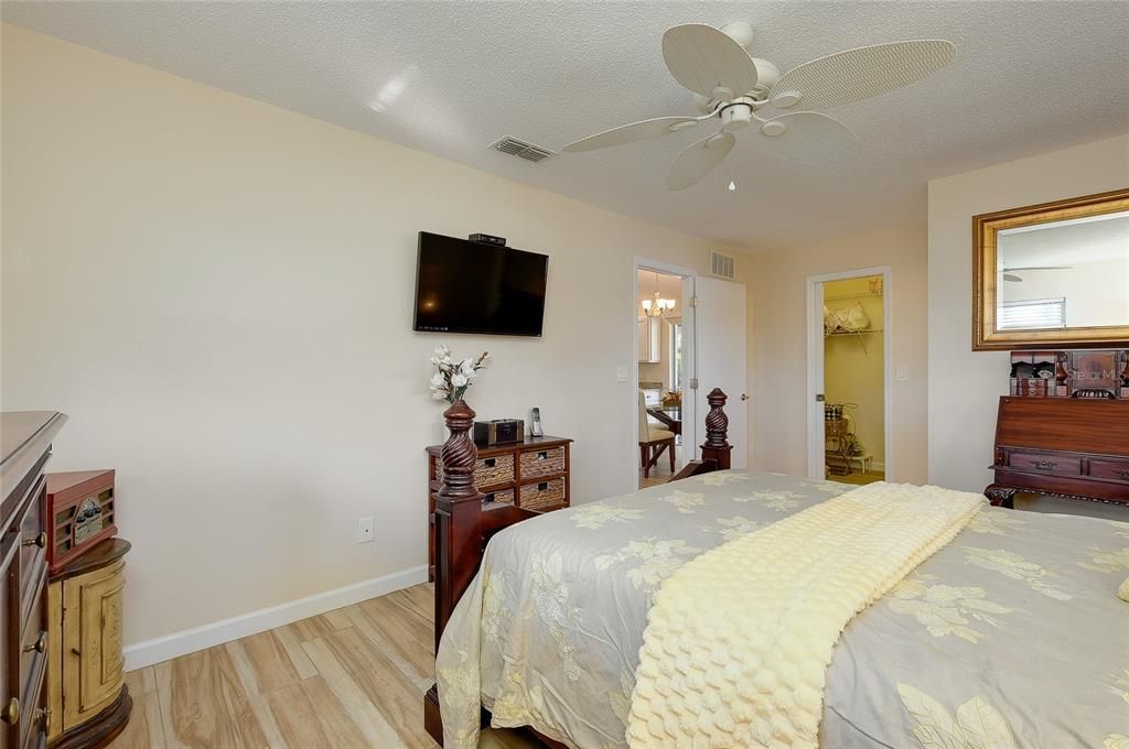 For Sale: $279,900 (2 beds, 2 baths, 988 Square Feet)