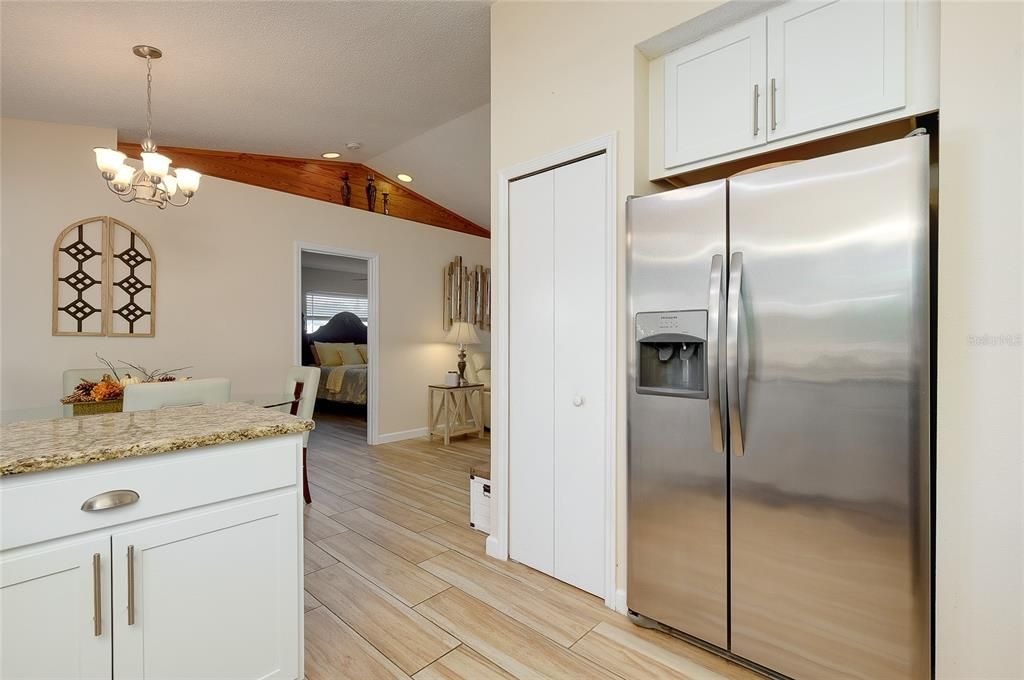 For Sale: $279,900 (2 beds, 2 baths, 988 Square Feet)