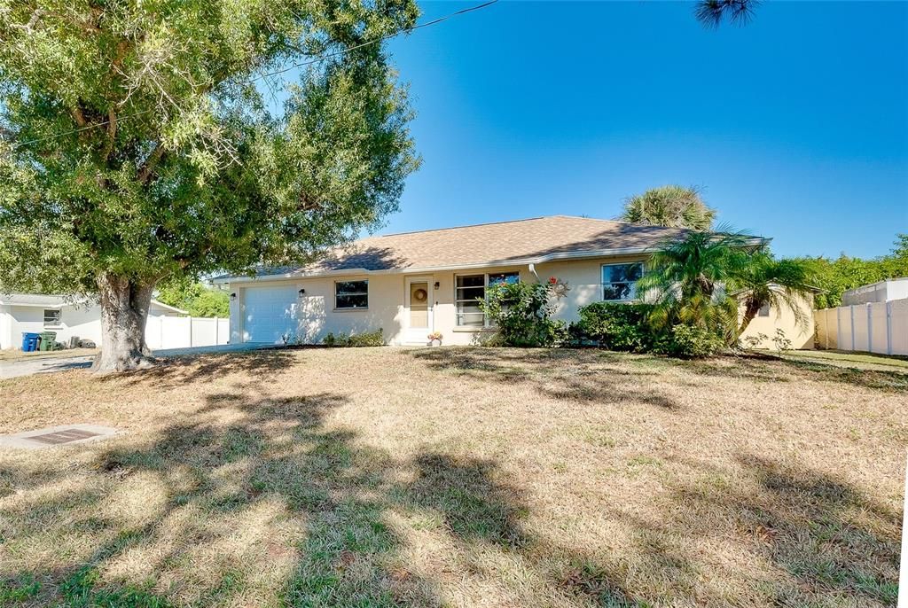 For Sale: $279,900 (2 beds, 2 baths, 988 Square Feet)