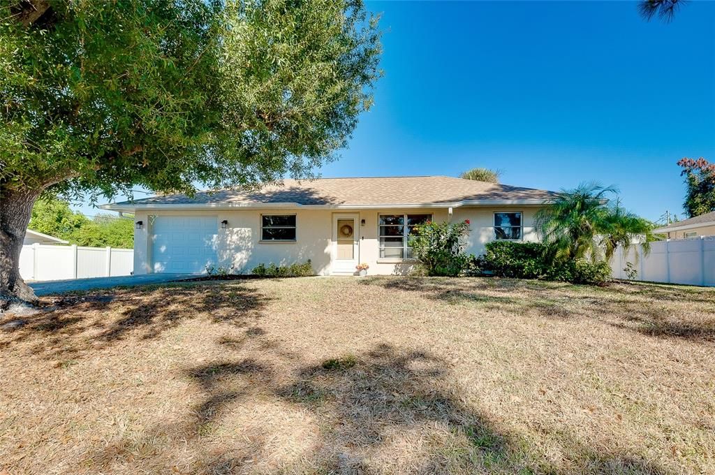 For Sale: $279,900 (2 beds, 2 baths, 988 Square Feet)