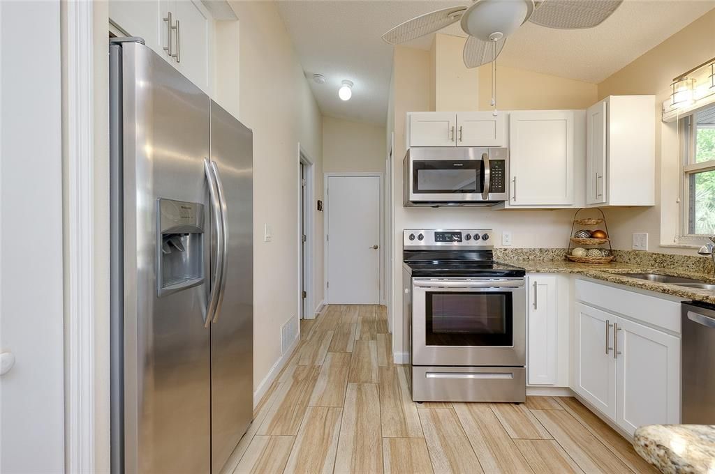 For Sale: $279,900 (2 beds, 2 baths, 988 Square Feet)