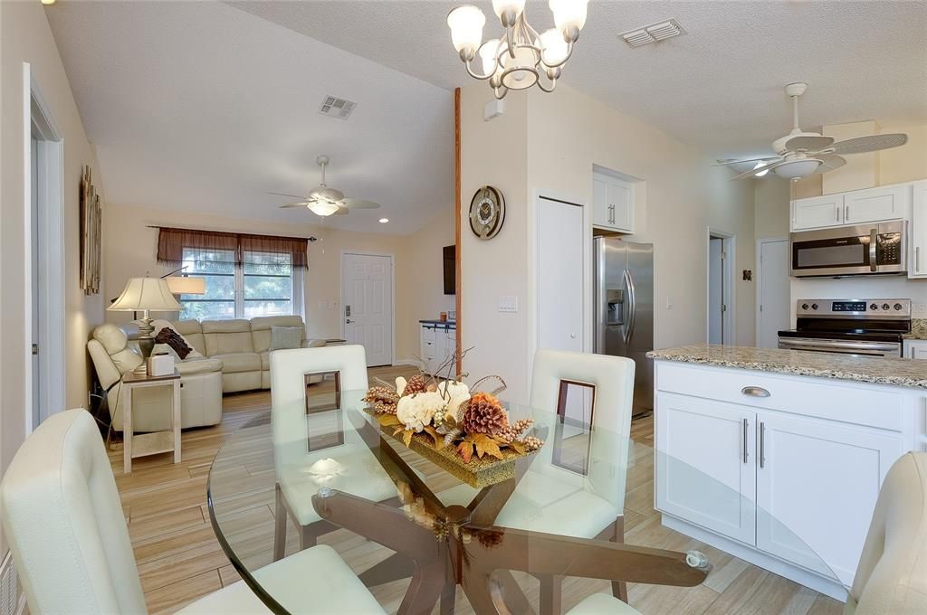 For Sale: $279,900 (2 beds, 2 baths, 988 Square Feet)