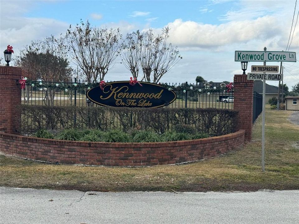 На продажу: $319,000 (1.19 acres)