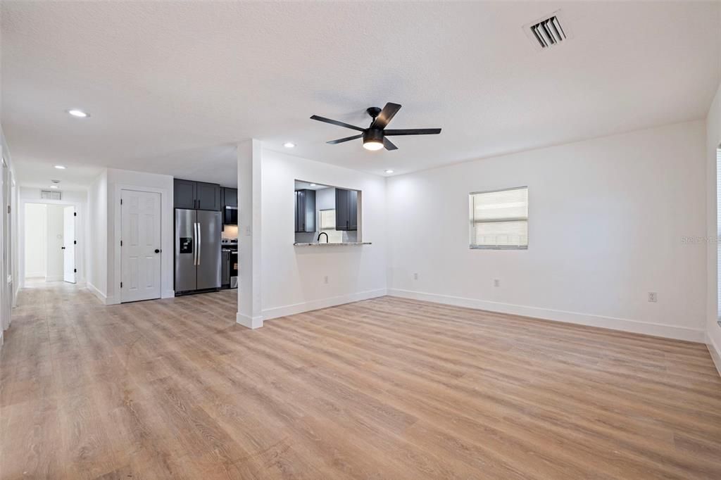 For Sale: $349,900 (4 beds, 2 baths, 1392 Square Feet)