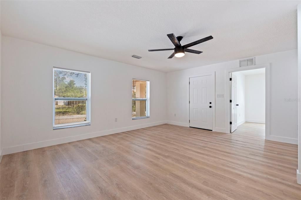 For Sale: $349,900 (4 beds, 2 baths, 1392 Square Feet)