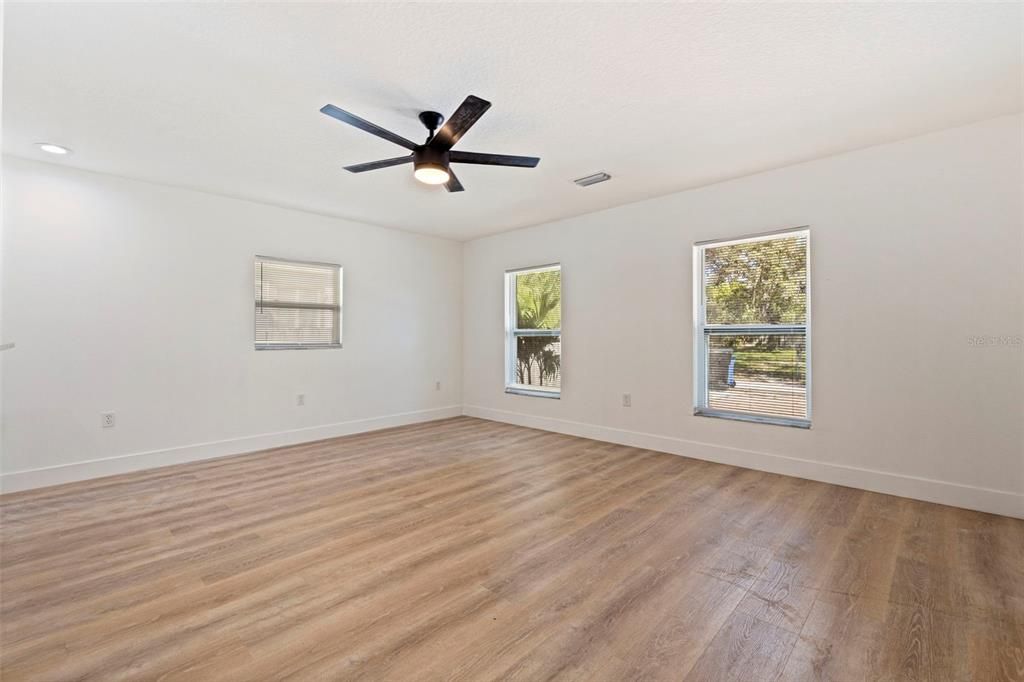 For Sale: $349,900 (4 beds, 2 baths, 1392 Square Feet)