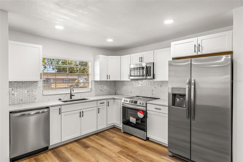 На продажу: $369,999 (3 спален, 2 ванн, 1335 Квадратных фут)