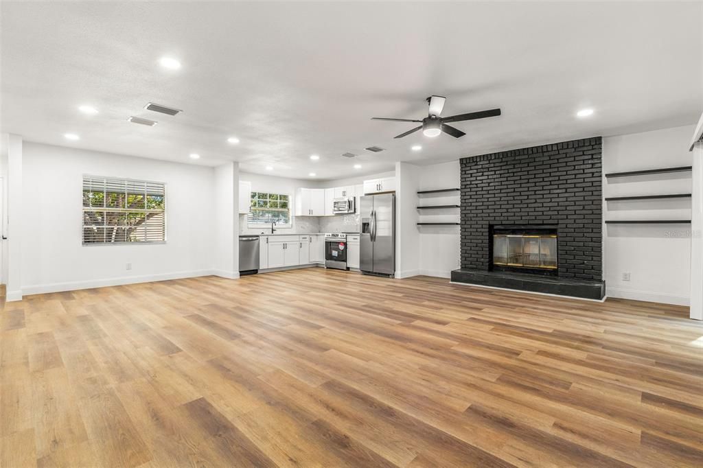 На продажу: $369,999 (3 спален, 2 ванн, 1335 Квадратных фут)