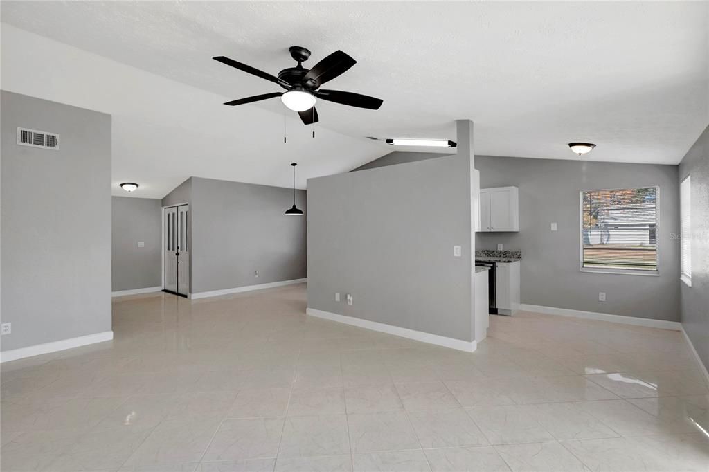 For Sale: $359,900 (3 beds, 2 baths, 1272 Square Feet)