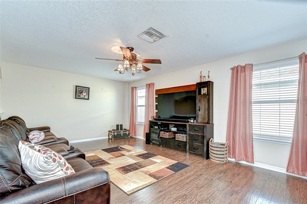 На продажу: $499,000 (5 спален, 4 ванн, 3737 Квадратных фут)