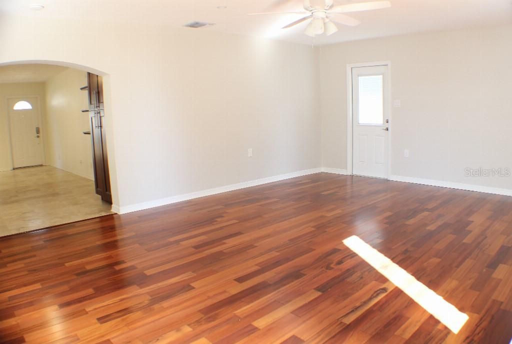 En Venta: $459,000 (4 camas, 2 baños, 1599 Pies cuadrados)