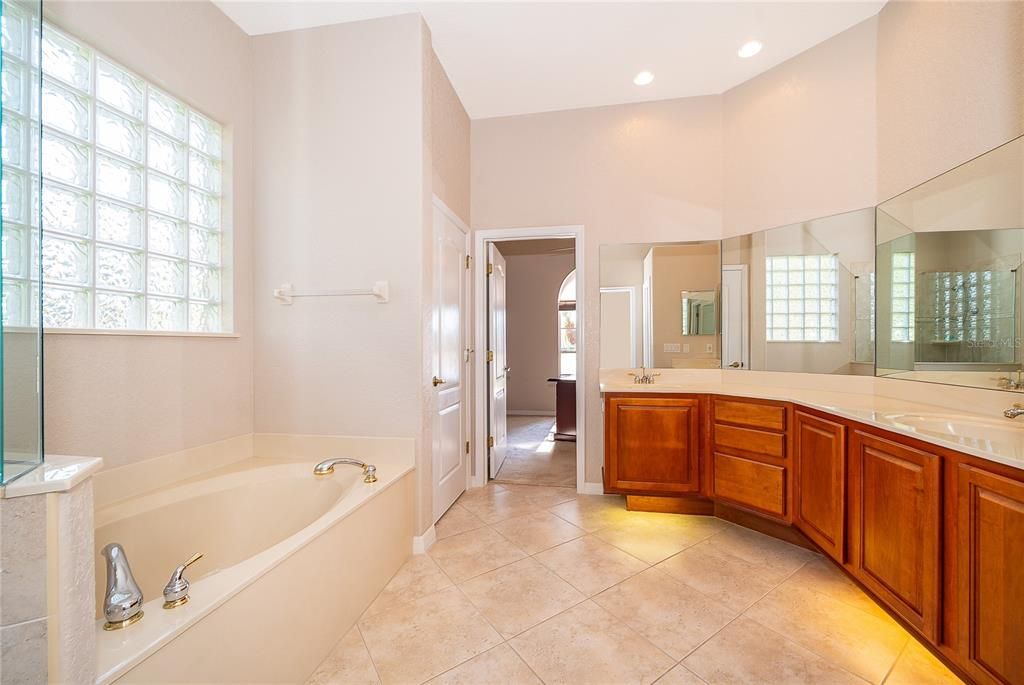 待售: $825,000 (4 贝兹, 3 浴室, 2741 平方英尺)