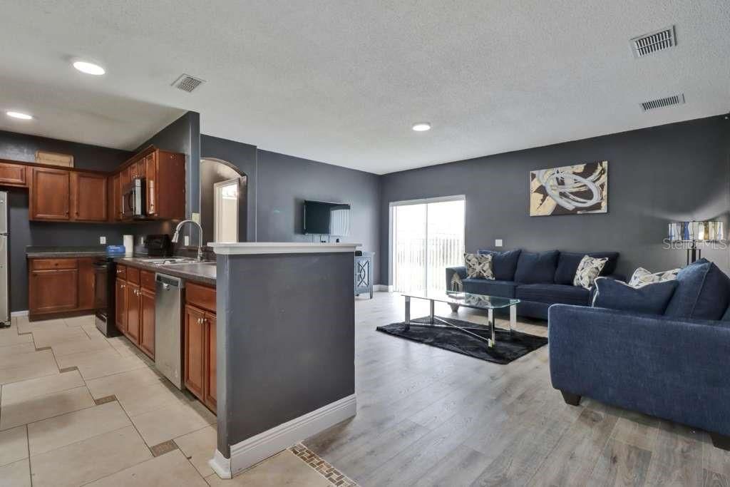 出租: $2,300 (3 贝兹, 2 浴室, 1383 平方英尺)