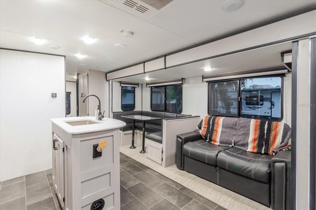 На продажу: $169,995 (1 спален, 1 ванн, 400 Квадратных фут)