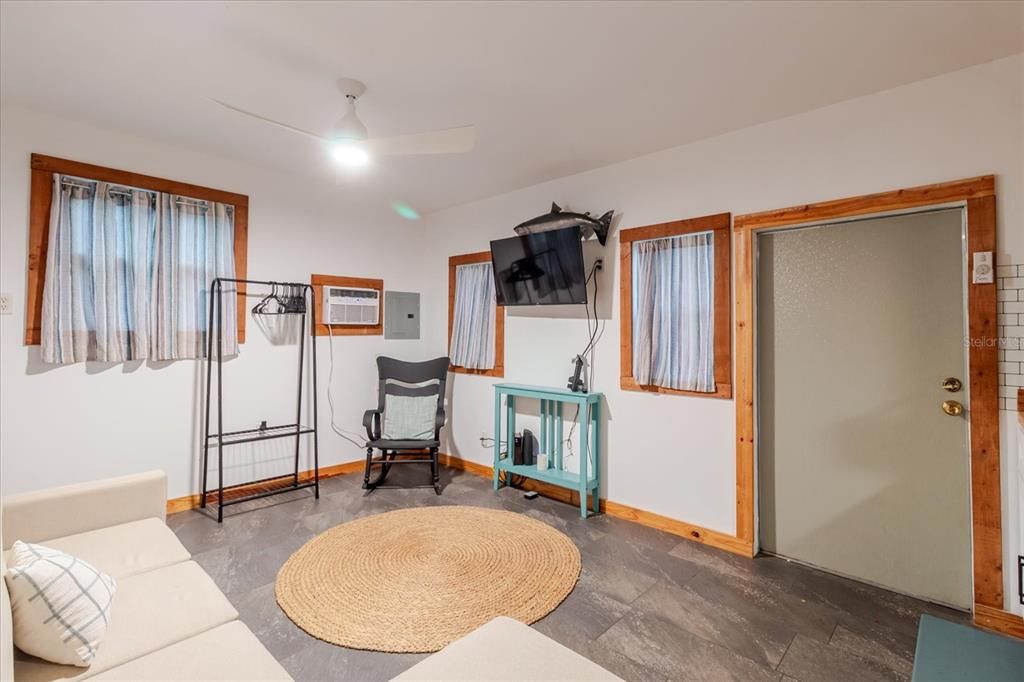 На продажу: $169,995 (1 спален, 1 ванн, 400 Квадратных фут)