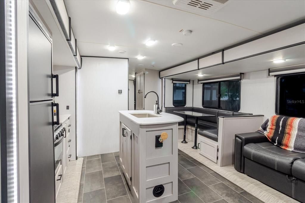 На продажу: $169,995 (1 спален, 1 ванн, 400 Квадратных фут)