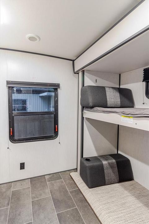 На продажу: $169,995 (1 спален, 1 ванн, 400 Квадратных фут)